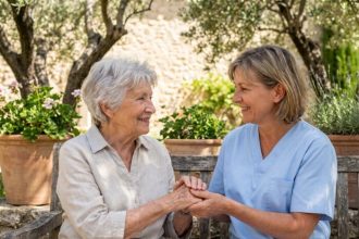 Seniors souriants profitant du soleil méditerranéen en plein air